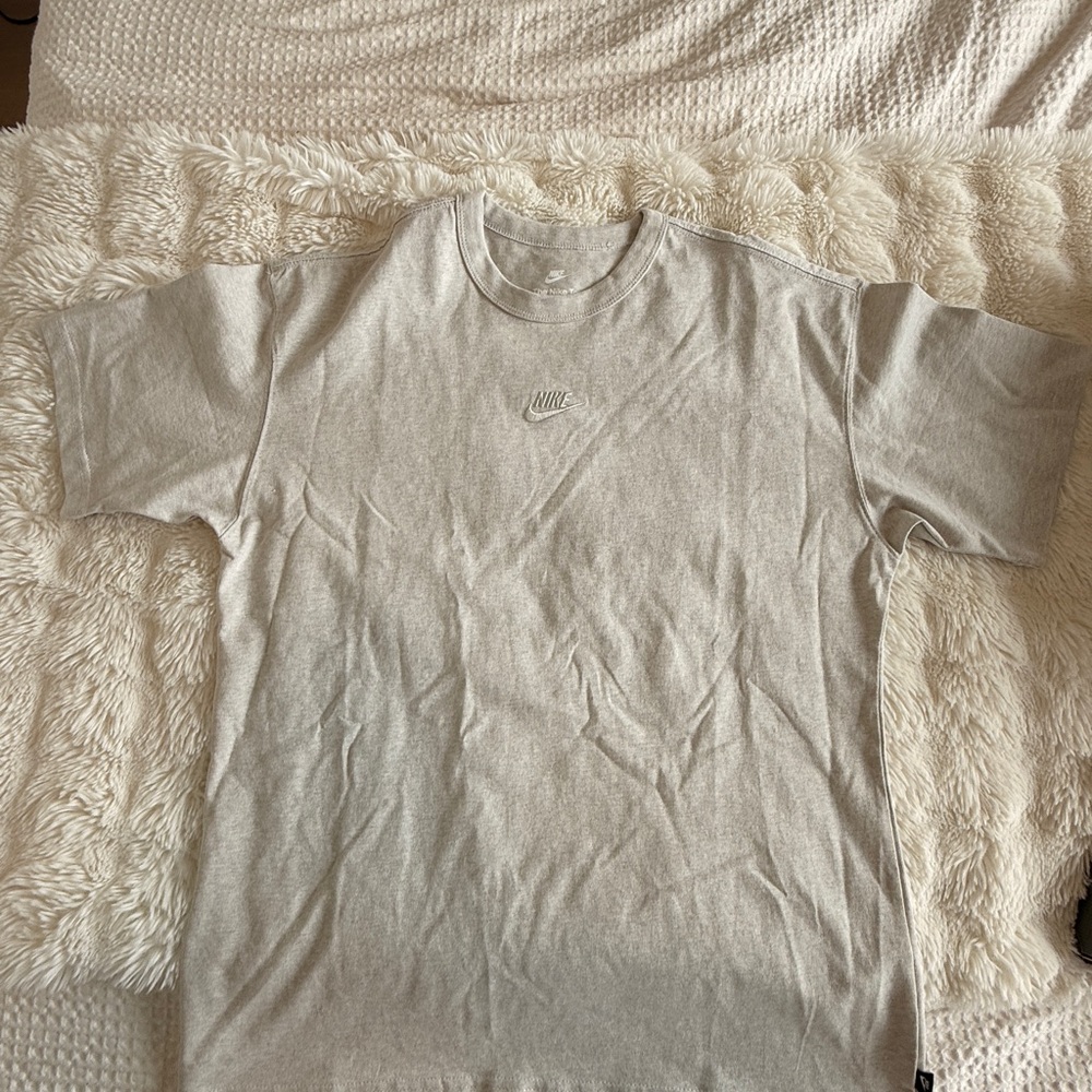 Nike Men's Light Gray Short Sleeve Tee